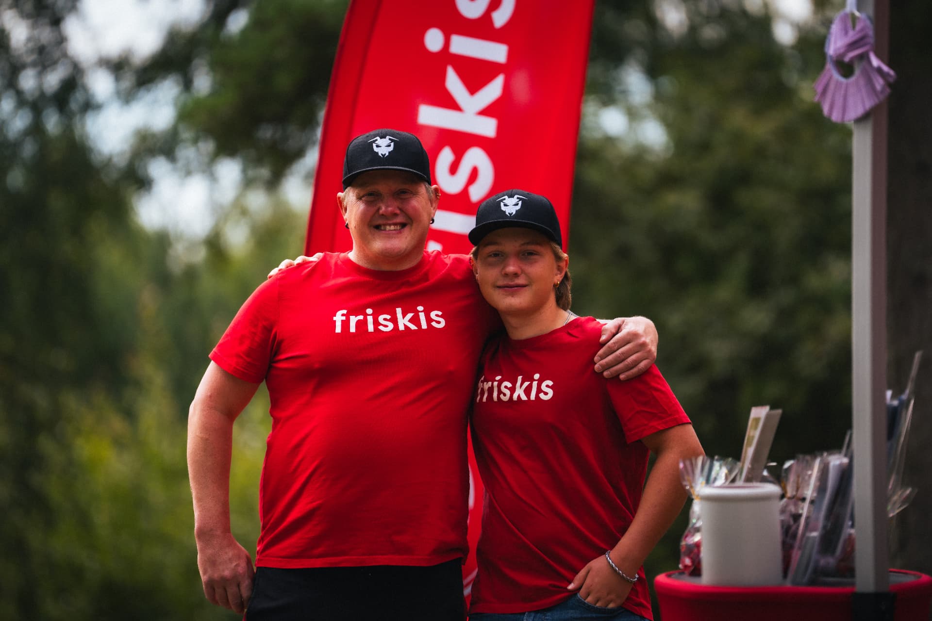 Funktionärer framför Friskis-beachflagga