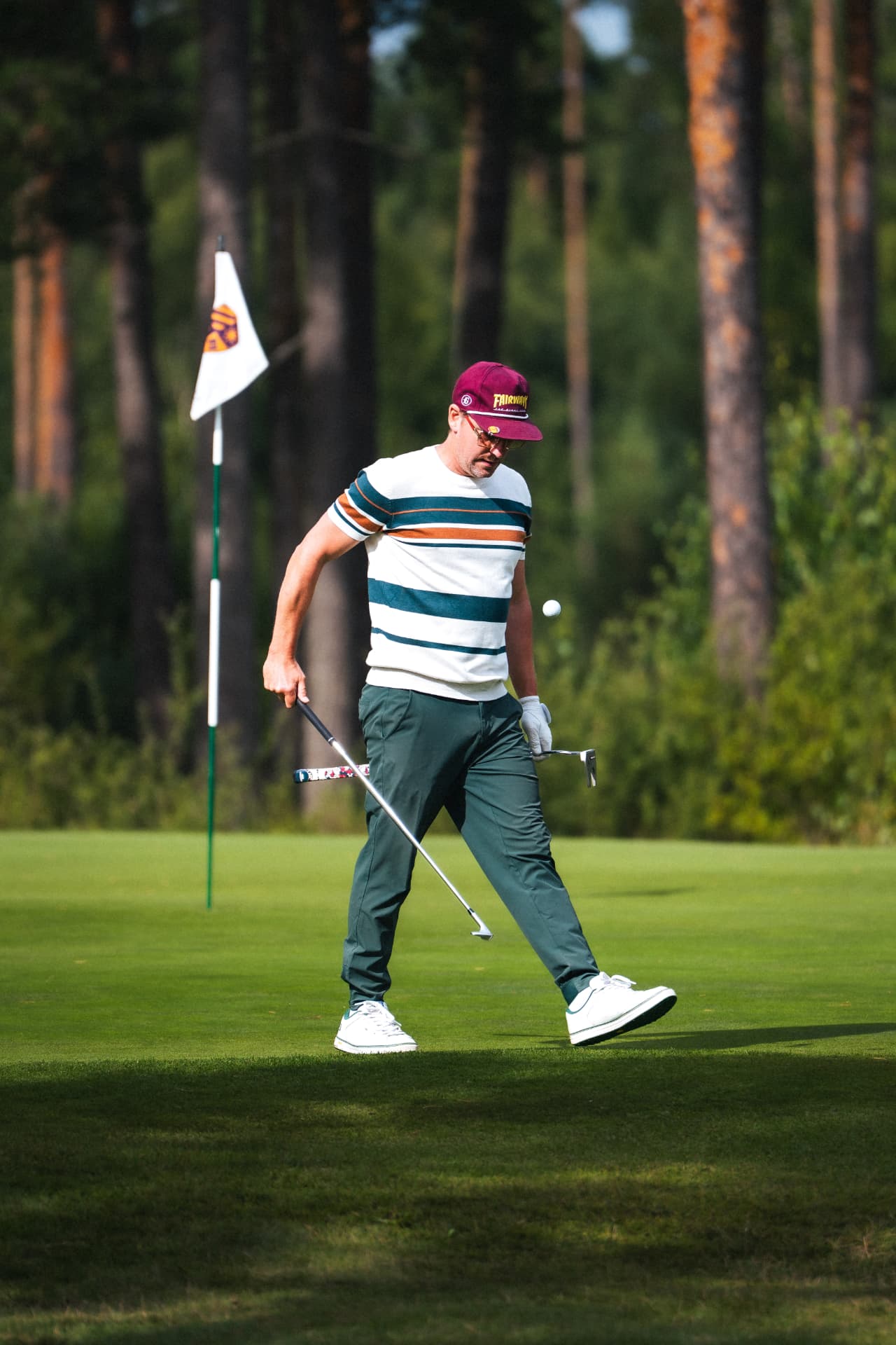Spelare på väg fram mot green med putter i hand
