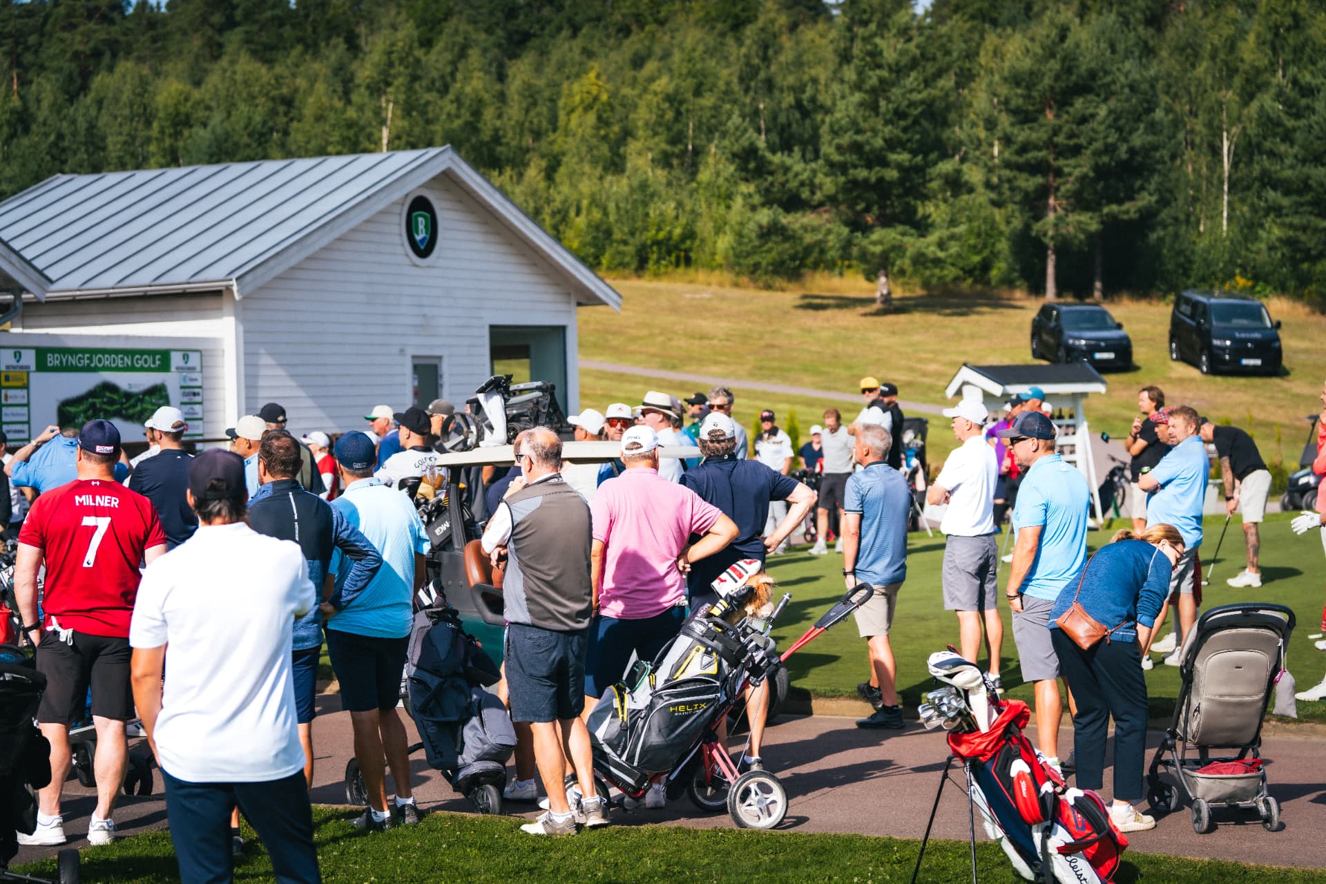 Full samling vid golfbagarna före start
