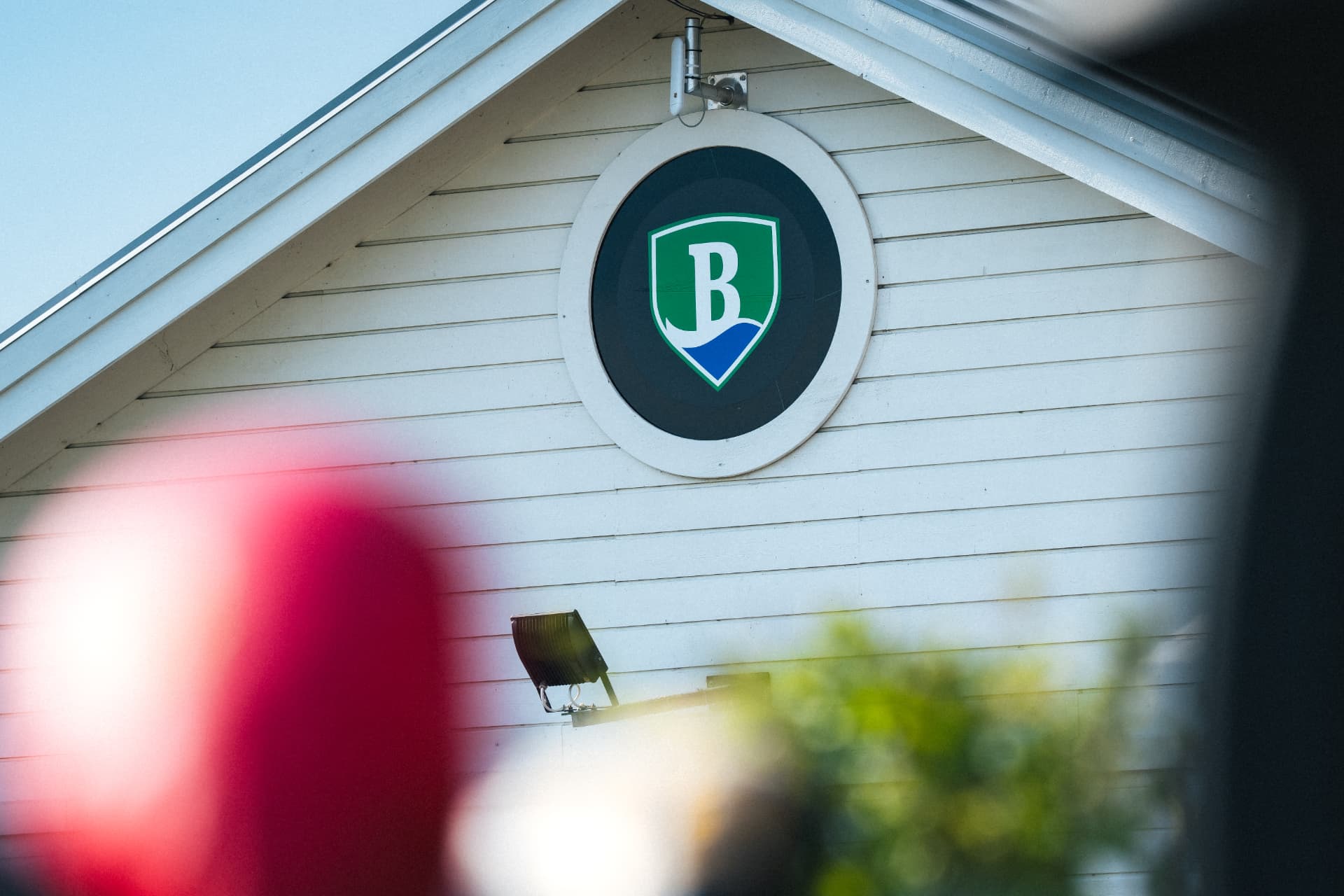 Klubbhusets gröna sköldlogotyp på gaveln