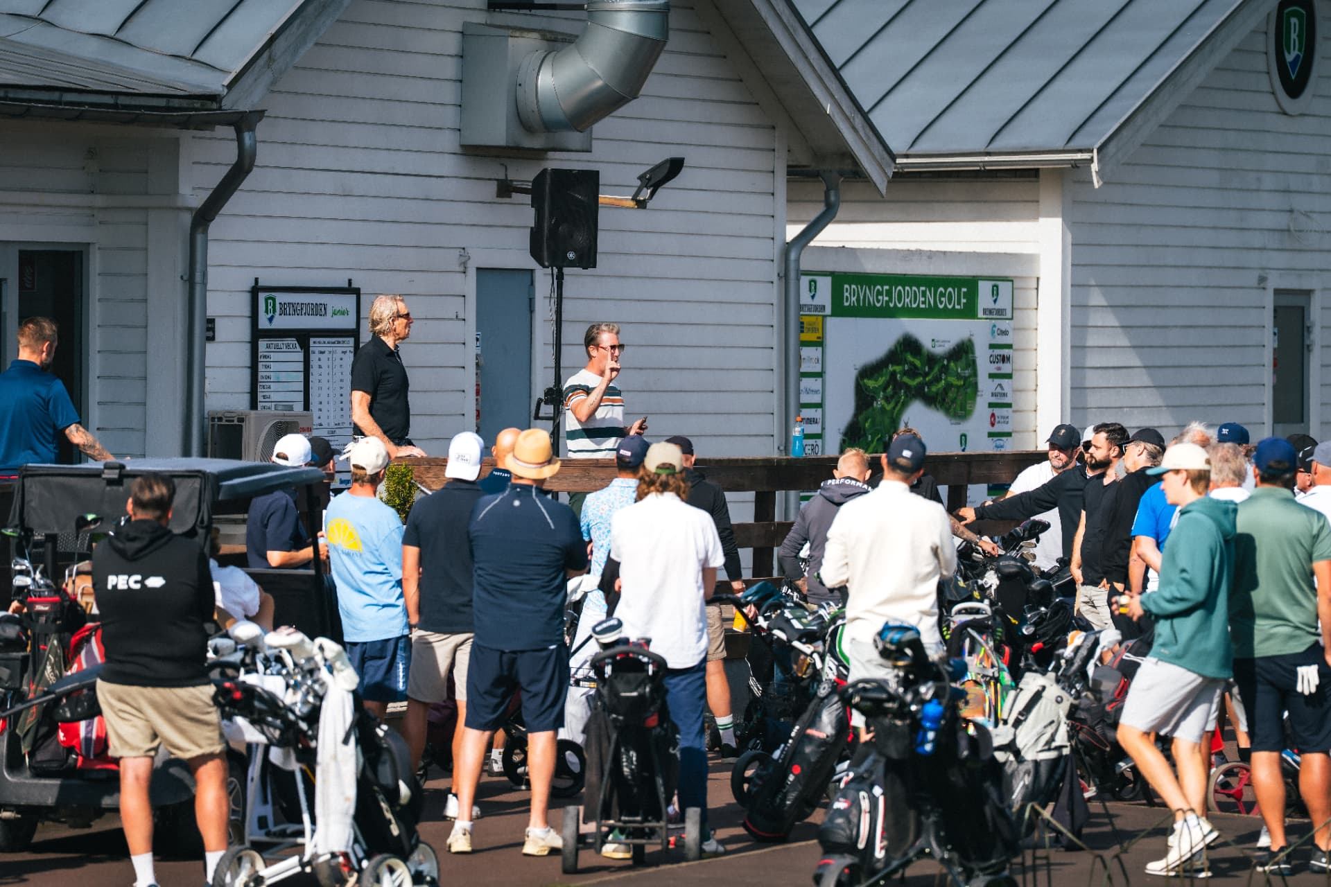 Arrangörerna talar från klubbhusets altan