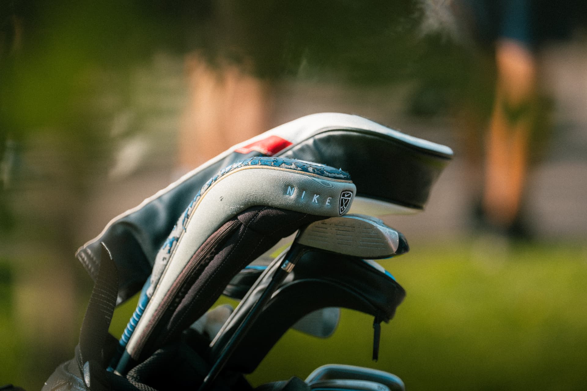 Närbild på klubbor i golfbagen