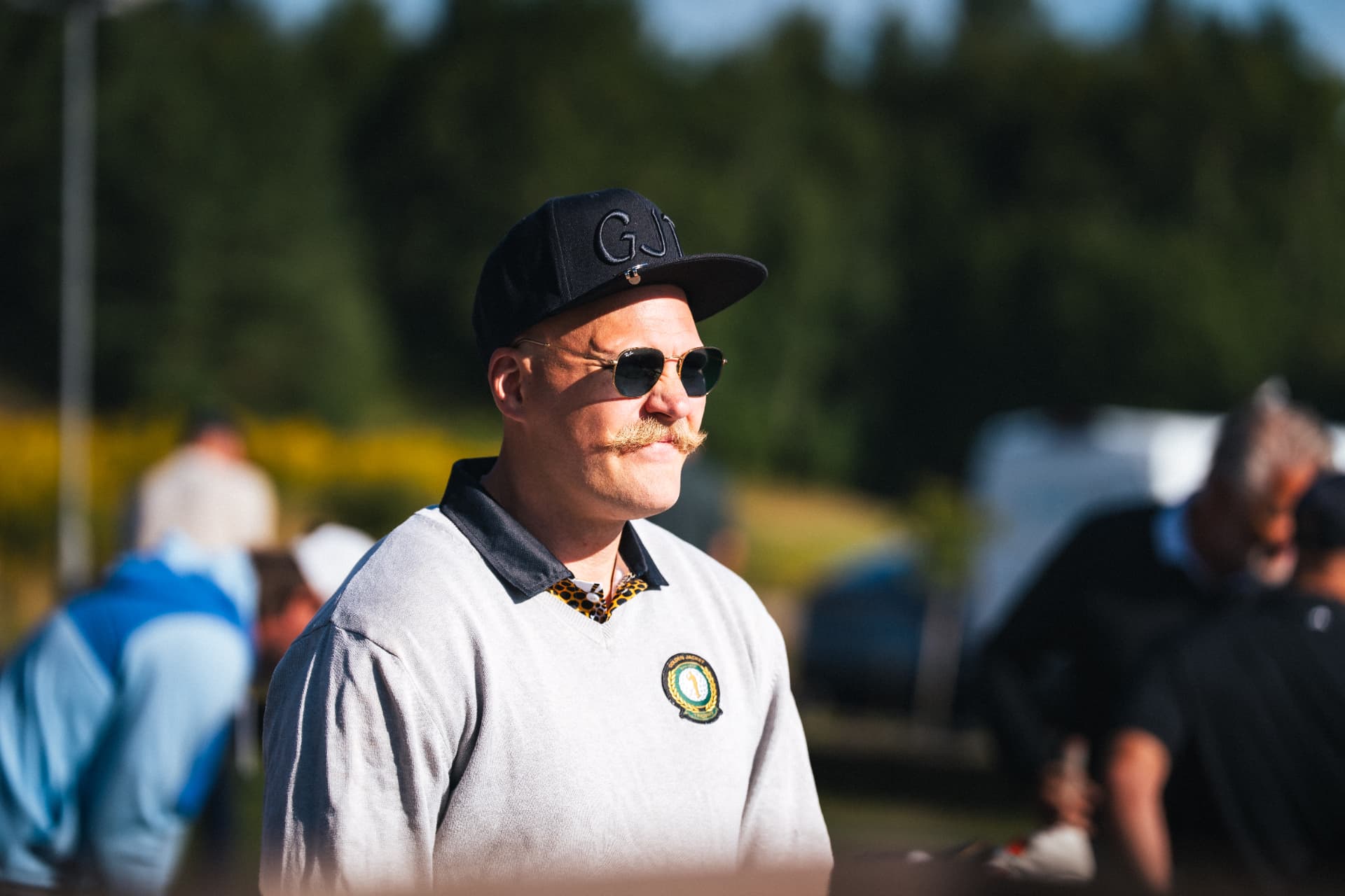 Deltagare i keps och solglasögon på rangen