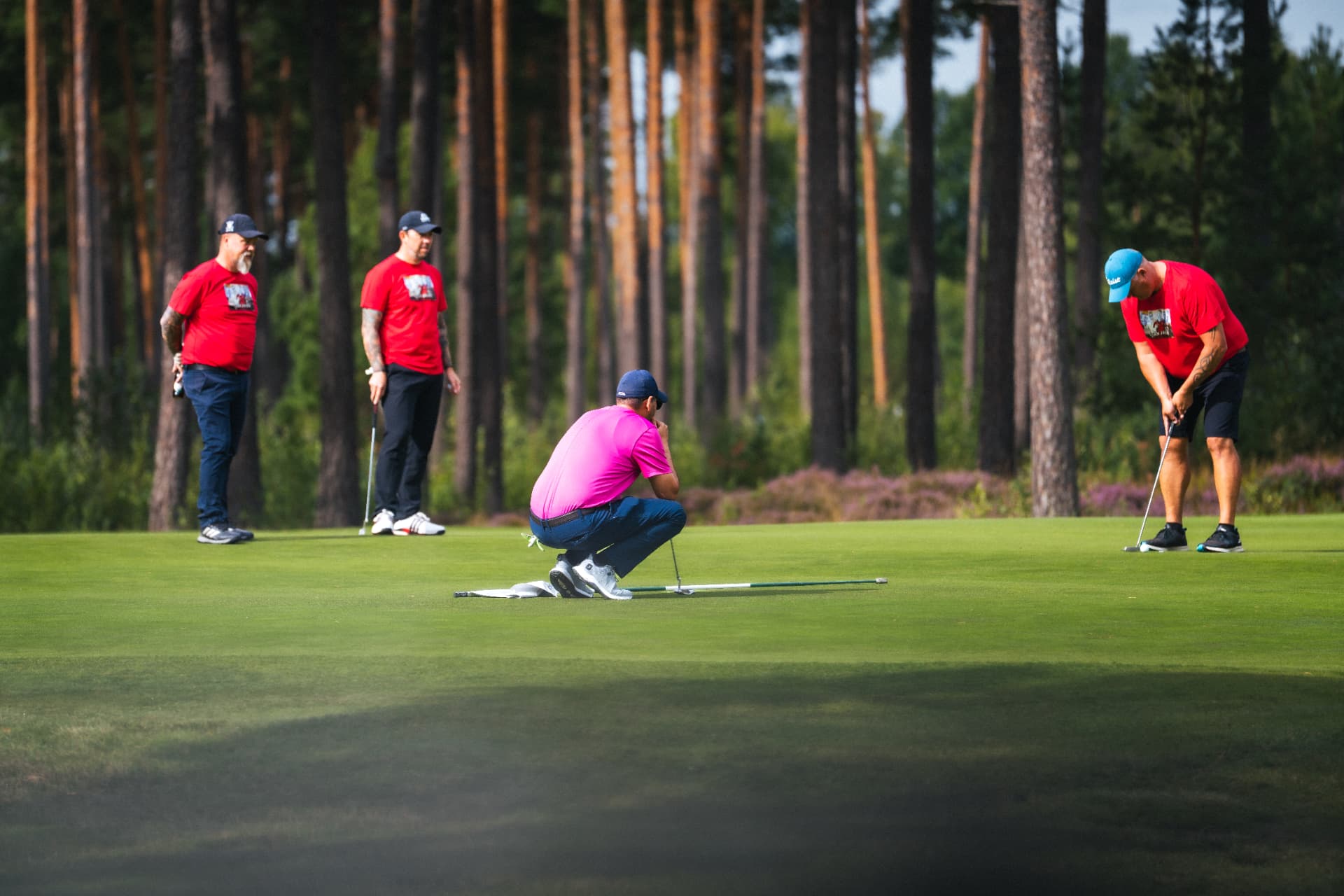 Spelare läser puttlinjen på greenen