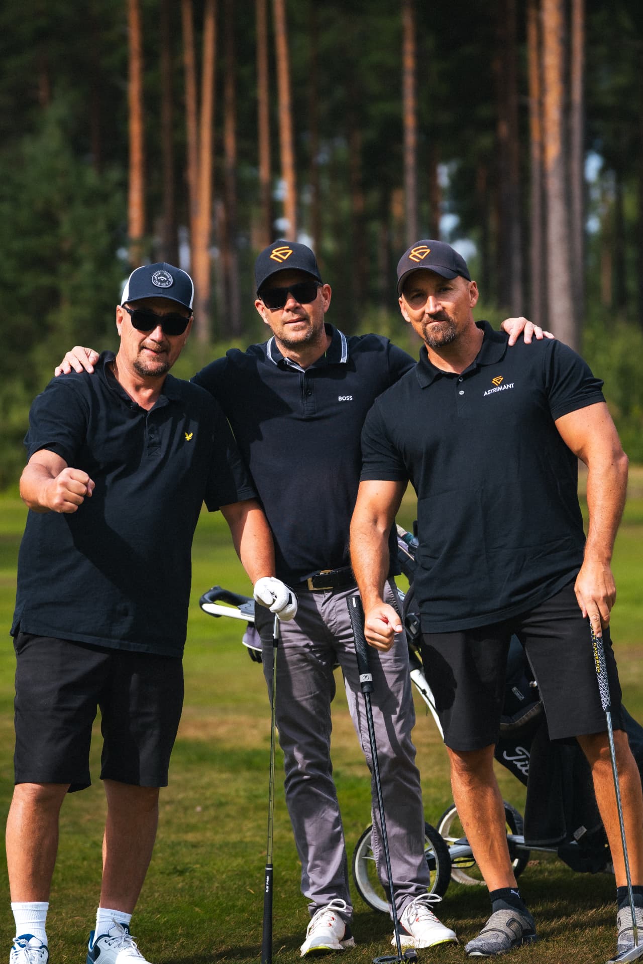 Trio poserar tillsammans på banan