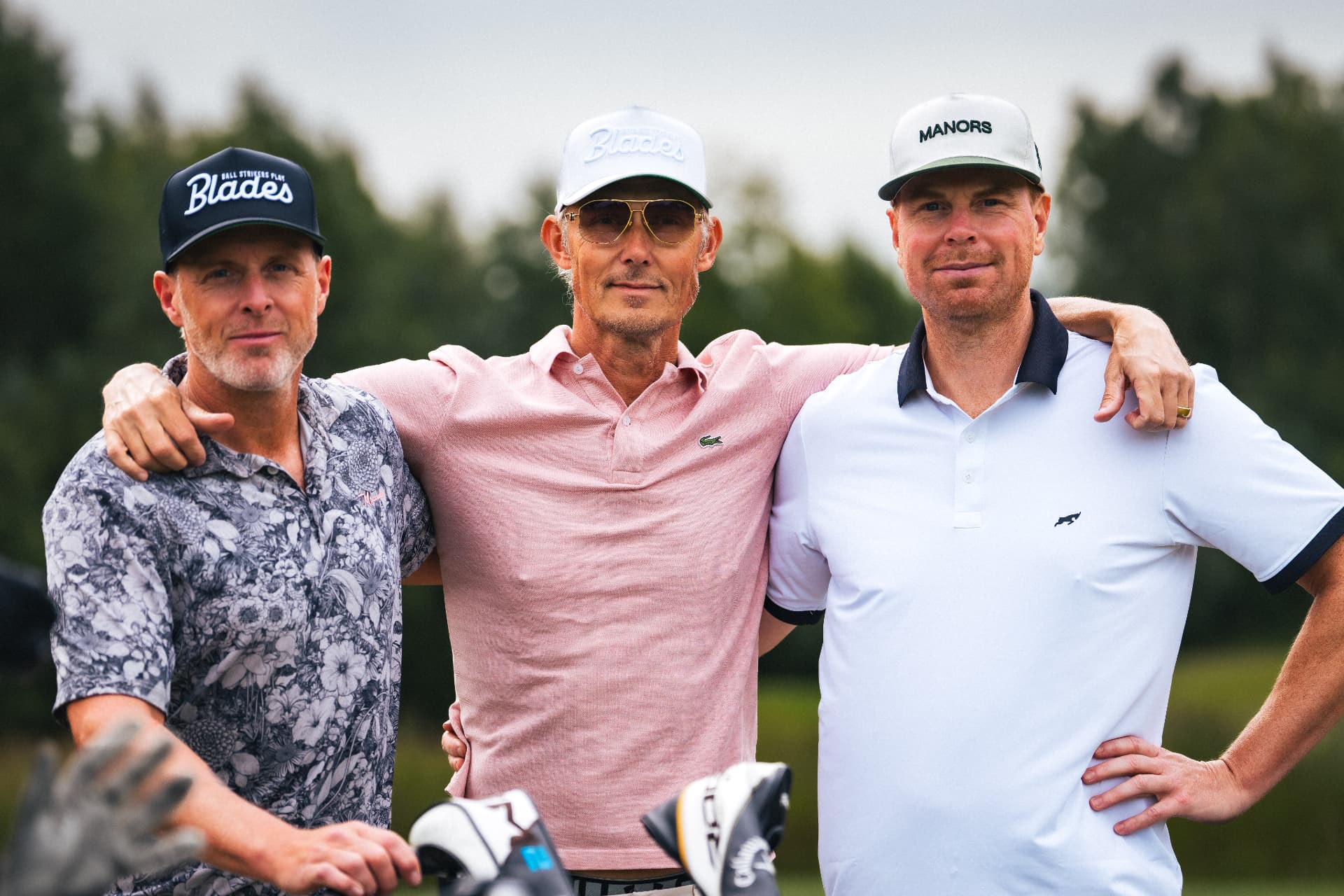 Tre spelare poserar tillsammans