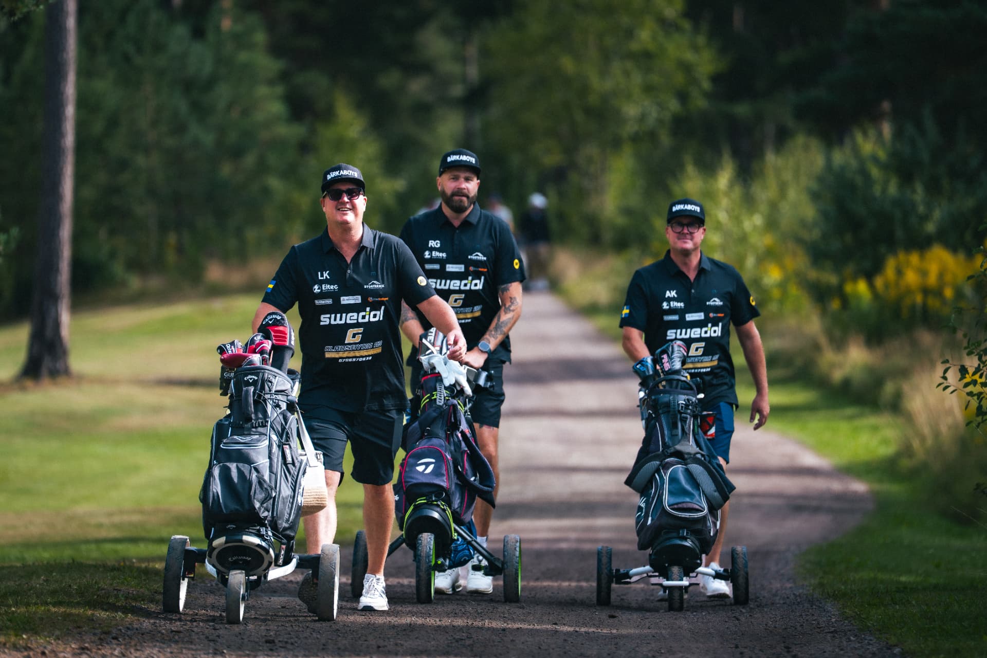 Bärkaboys på väg fram längs banvägen