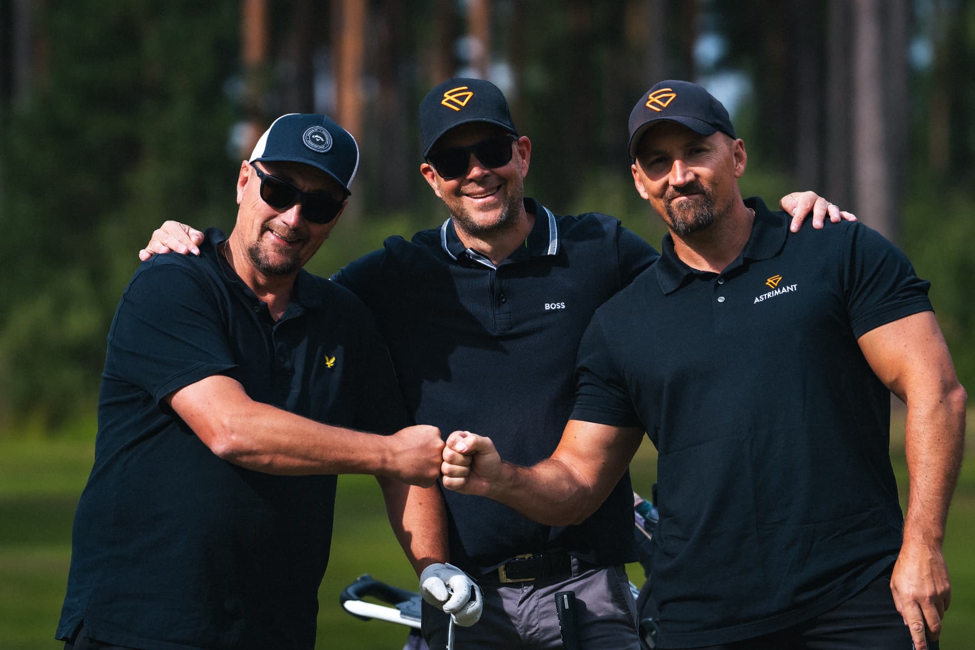 Spelare gör fistbump framför kameran
