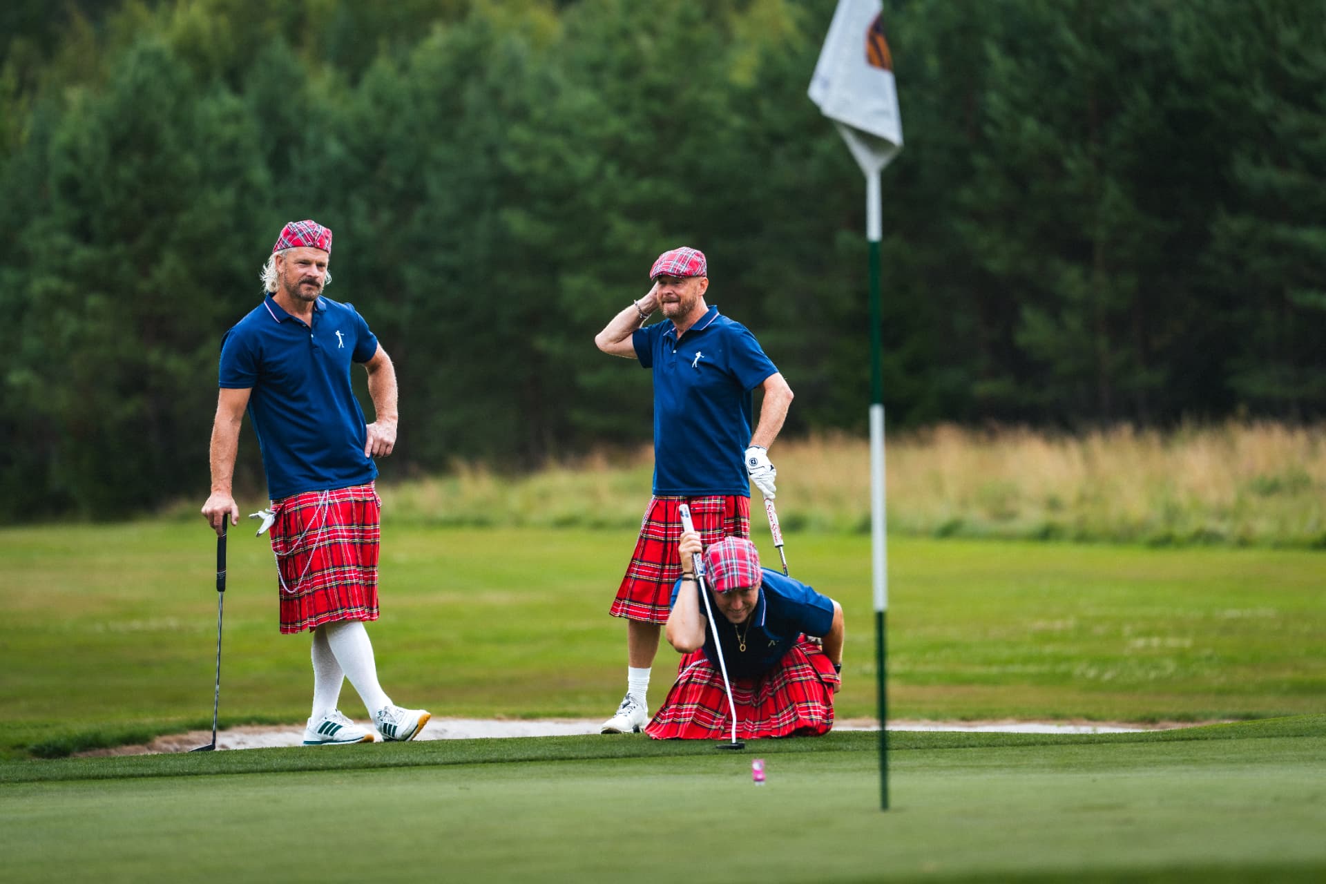 Kiltlaget läser green vid flaggan