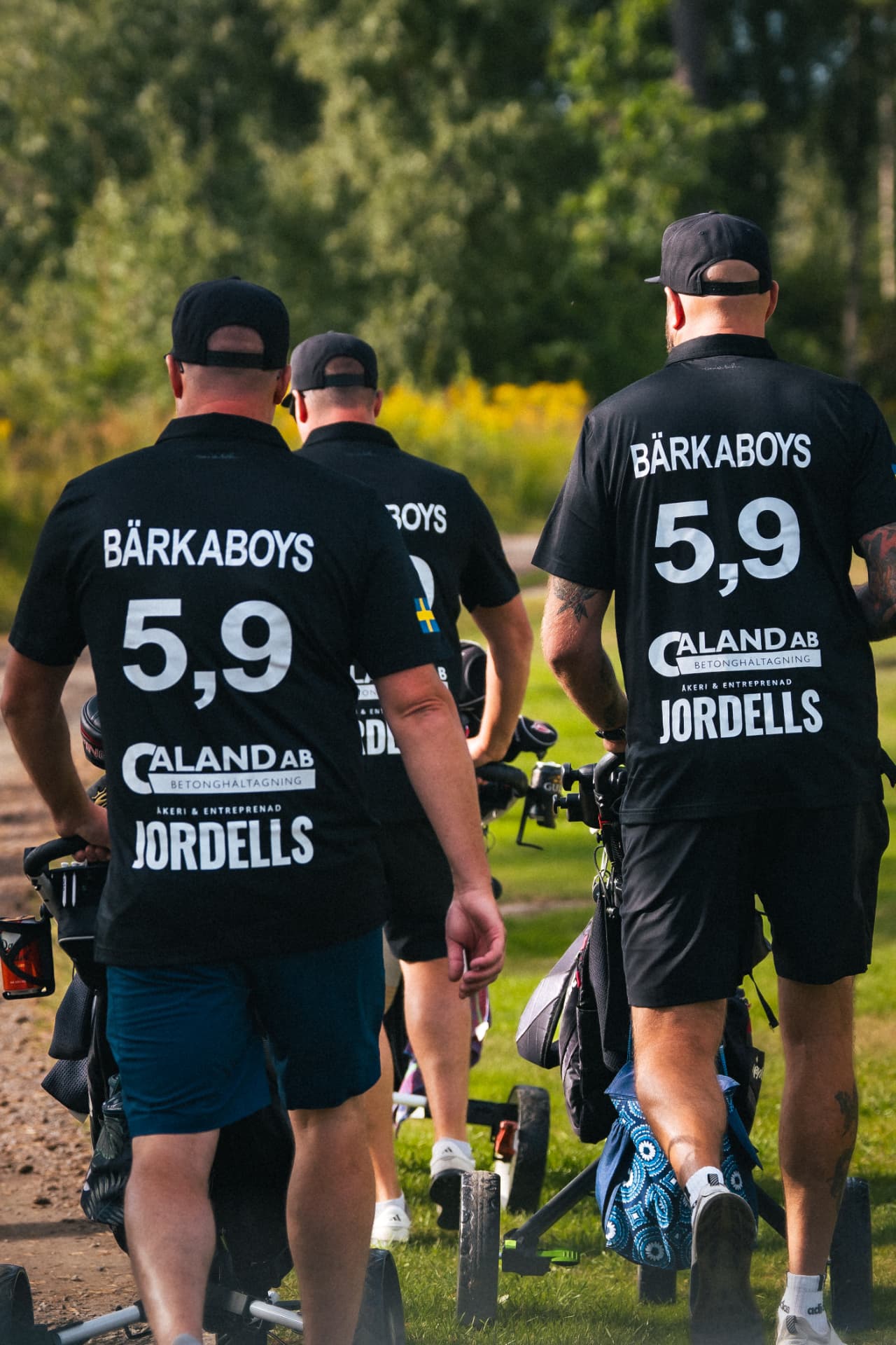 Bärkaboys i lagtröjor på väg längs banvägen