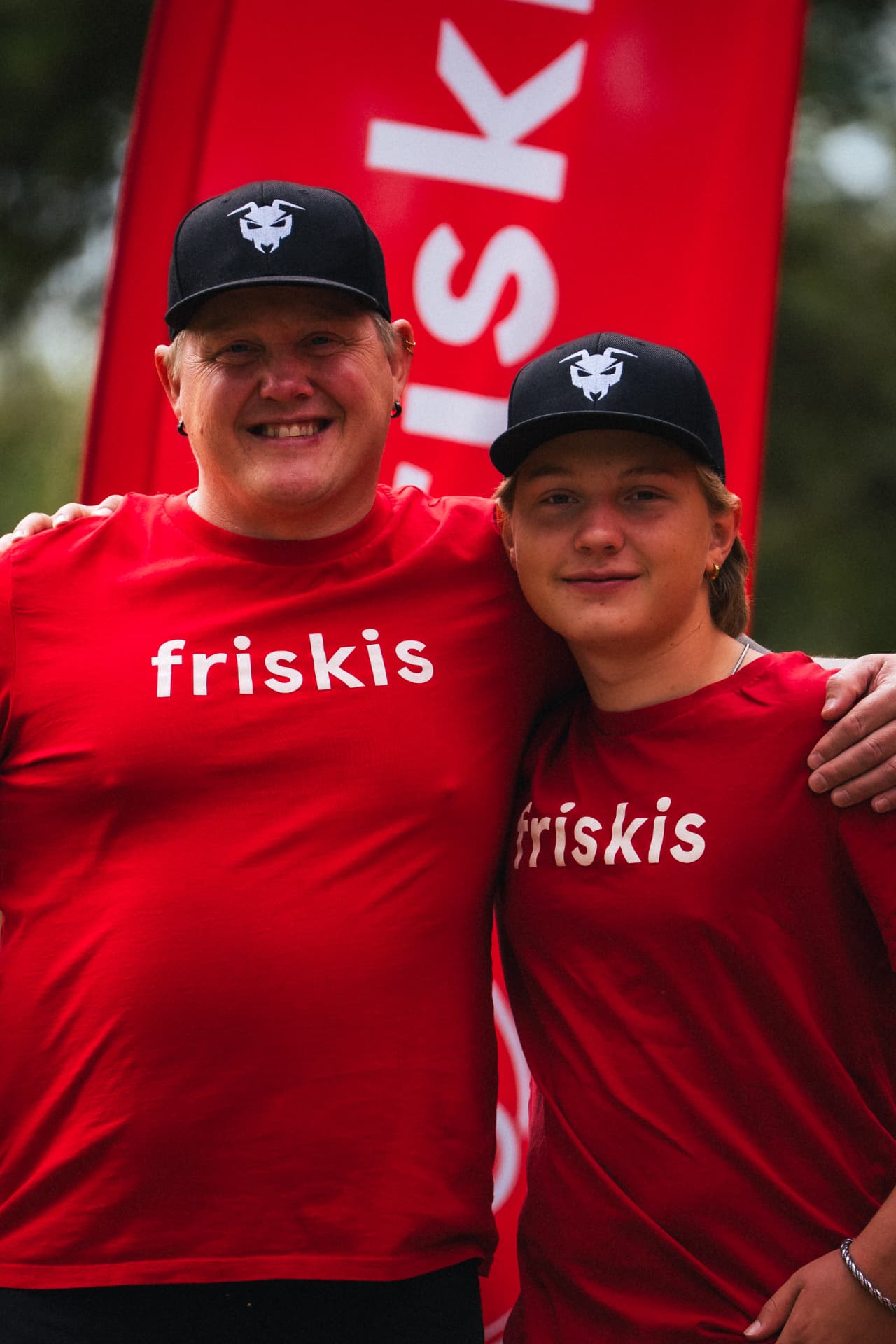Två funktionärer i Friskis-tröjor