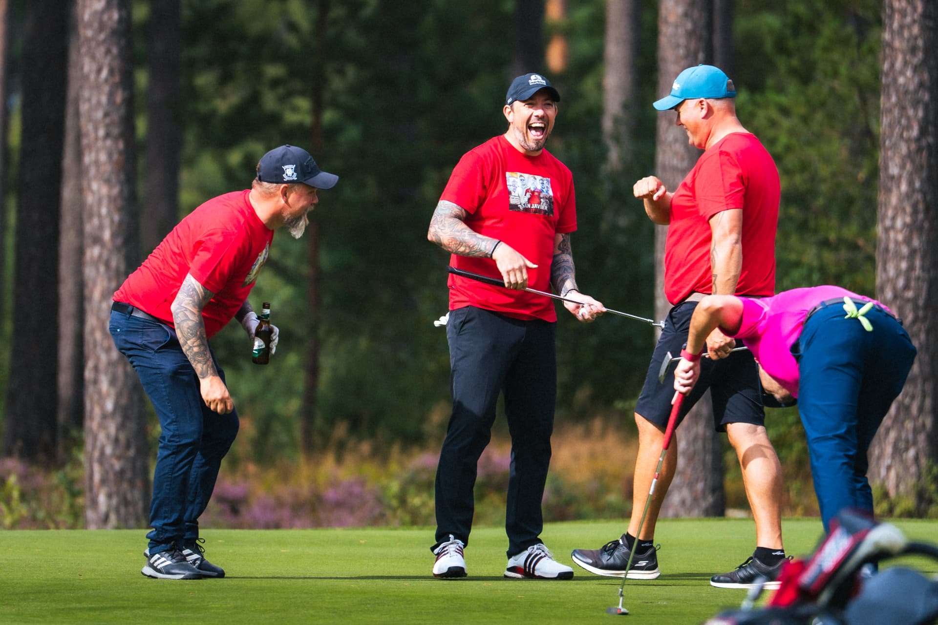 Jubel på greenen efter en inspelad putt
