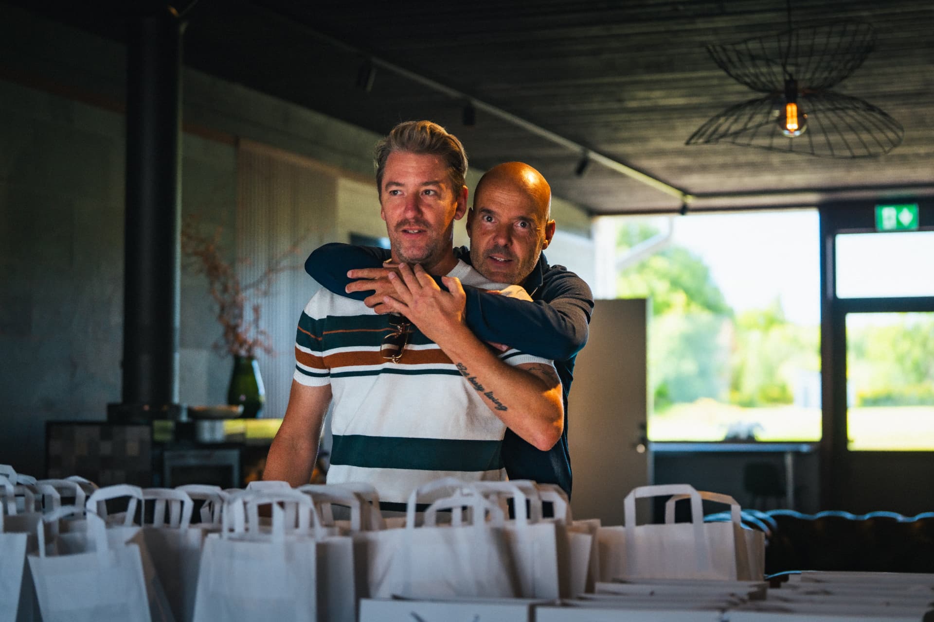 Arrangörerna vid goodiebag-borden