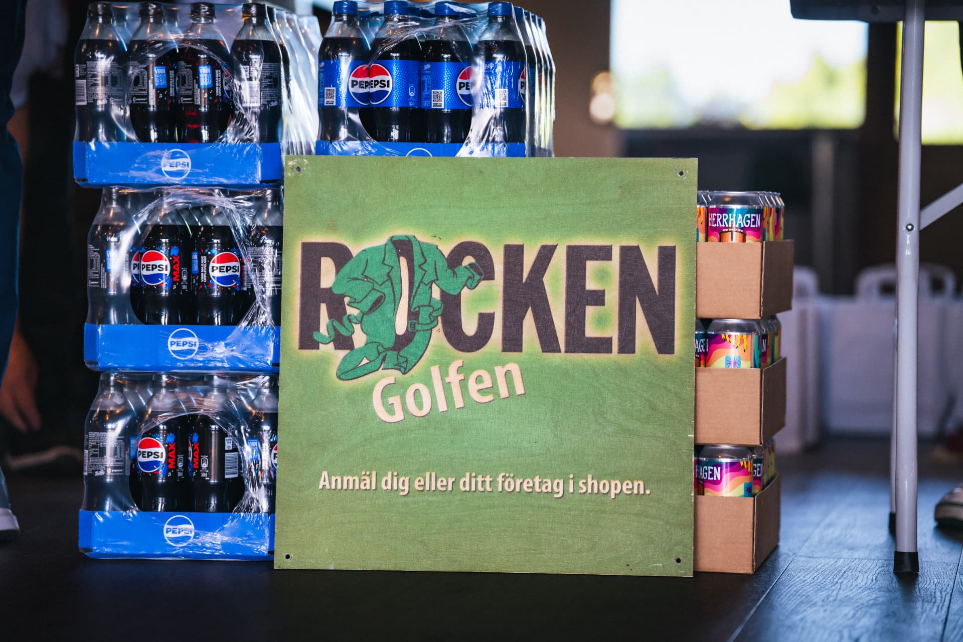 Rockengolfen-skylt vid dryckesstationen