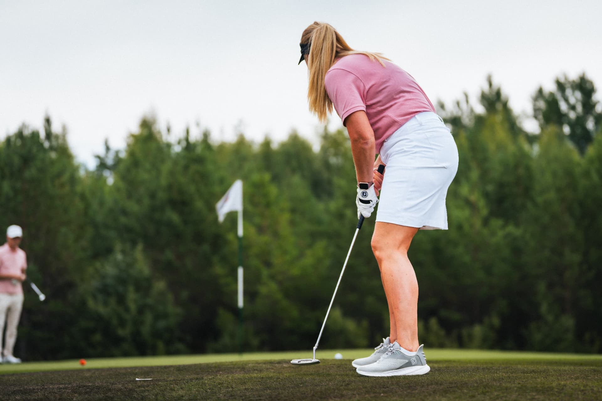 Spelare puttar på greenen
