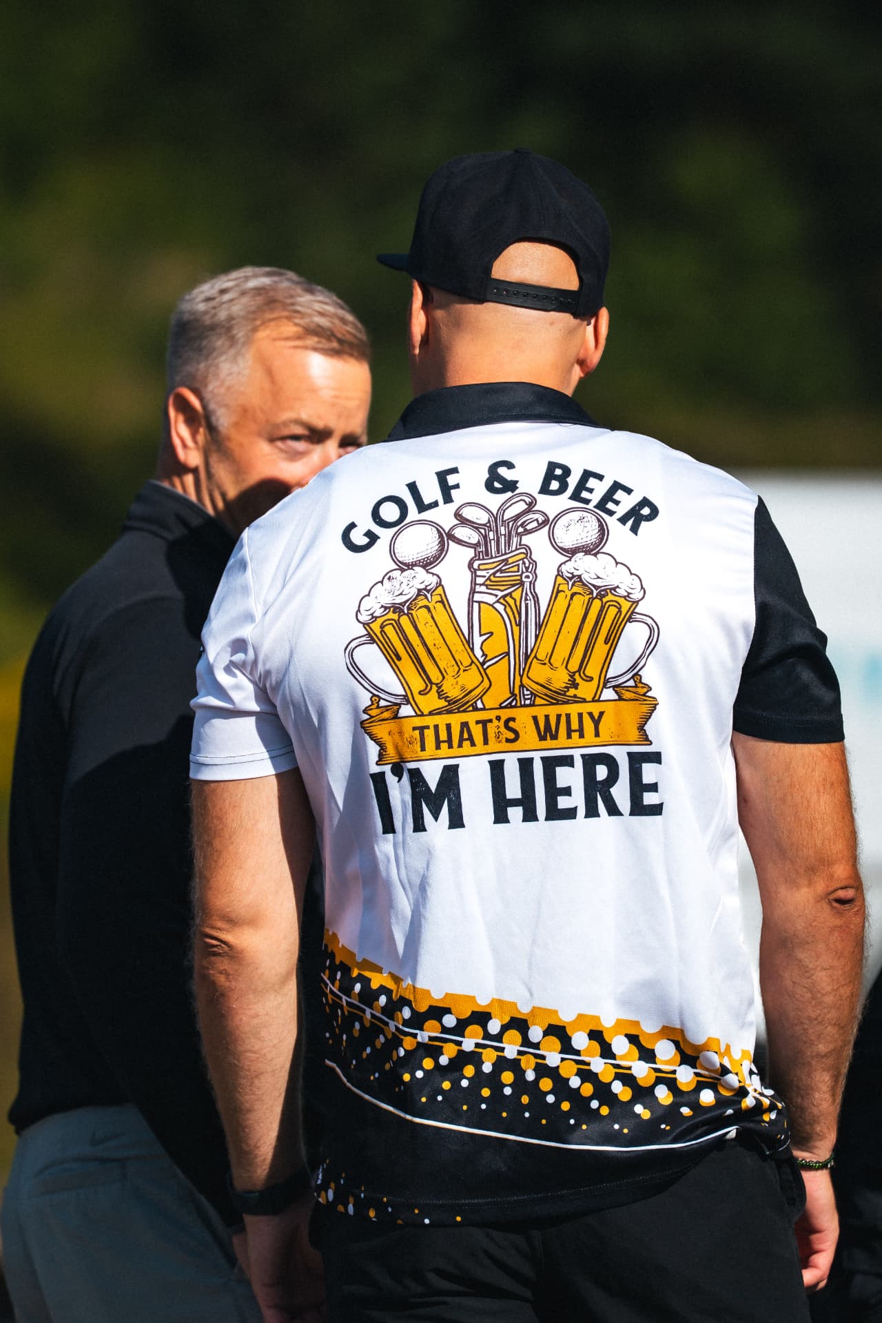 Deltagare i Golf & Beer-tröja på banan