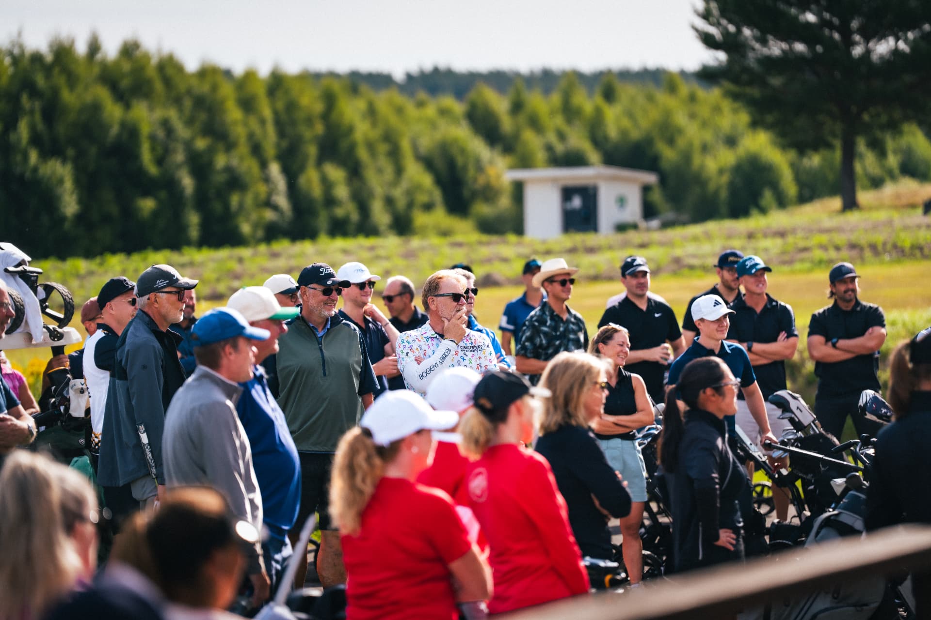 Deltagare lyssnar på informationen före start