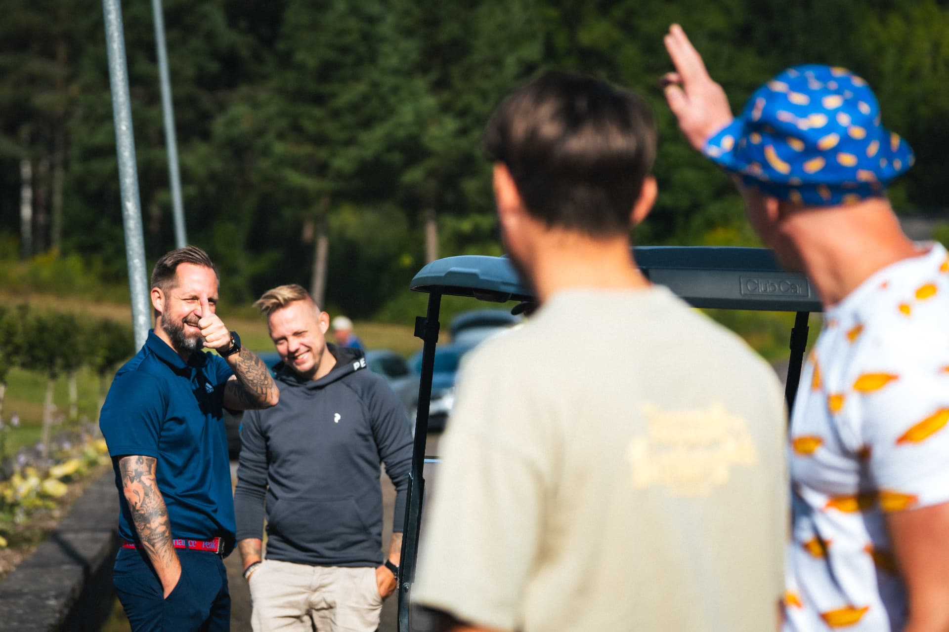 Tummen upp vid golfbilarna