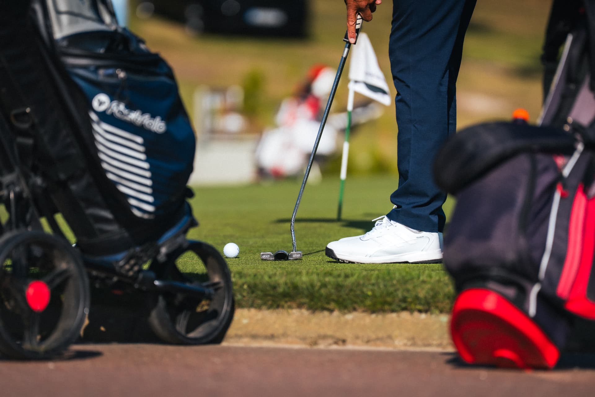 Närbild på putt mellan golfbagar