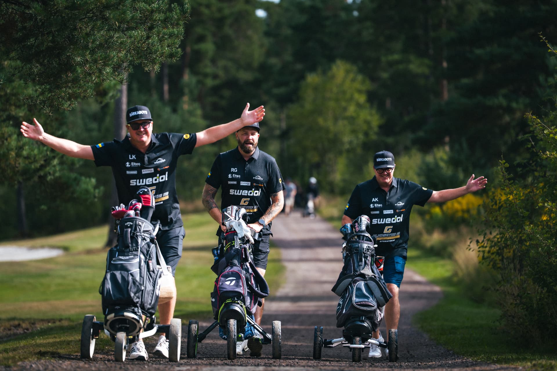 Bärkaboys med utsträckta armar på banvägen