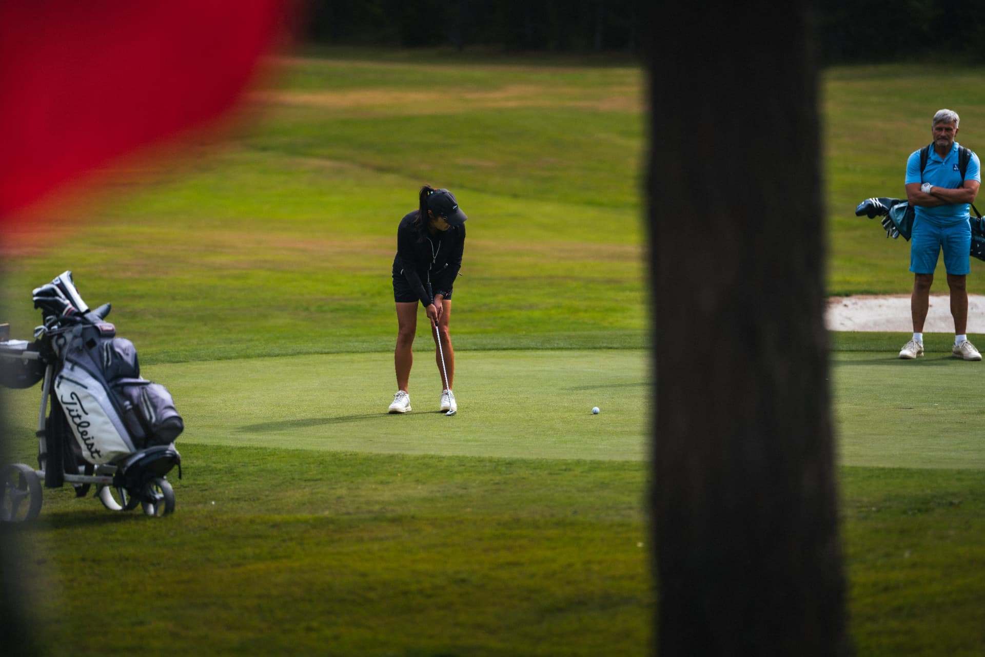 Spelare puttar på greenen