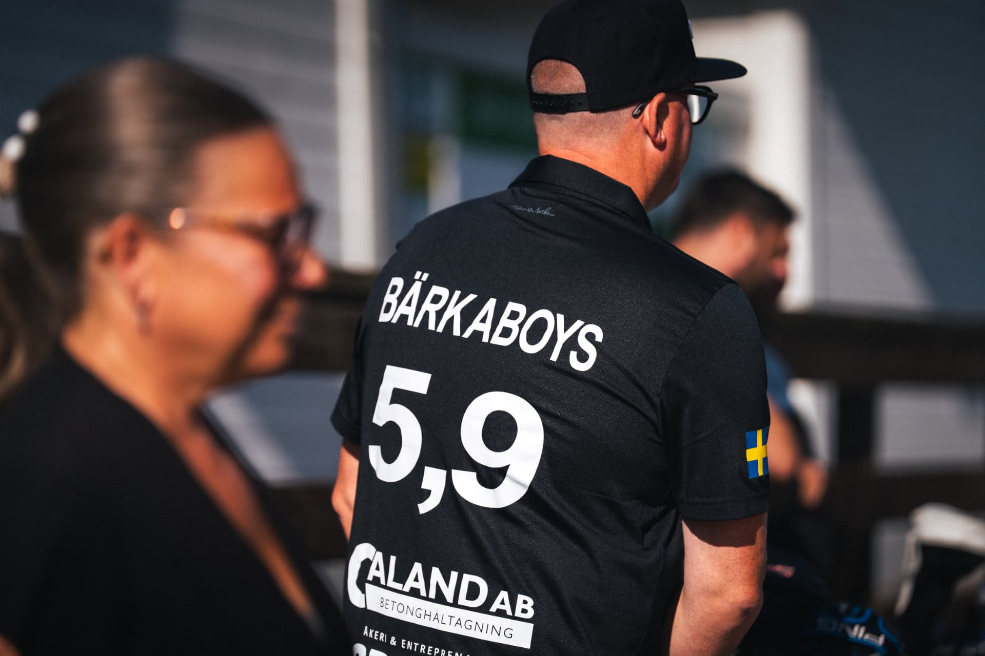 Deltagare från Bärkaboys i lagtröja vid klubbhuset