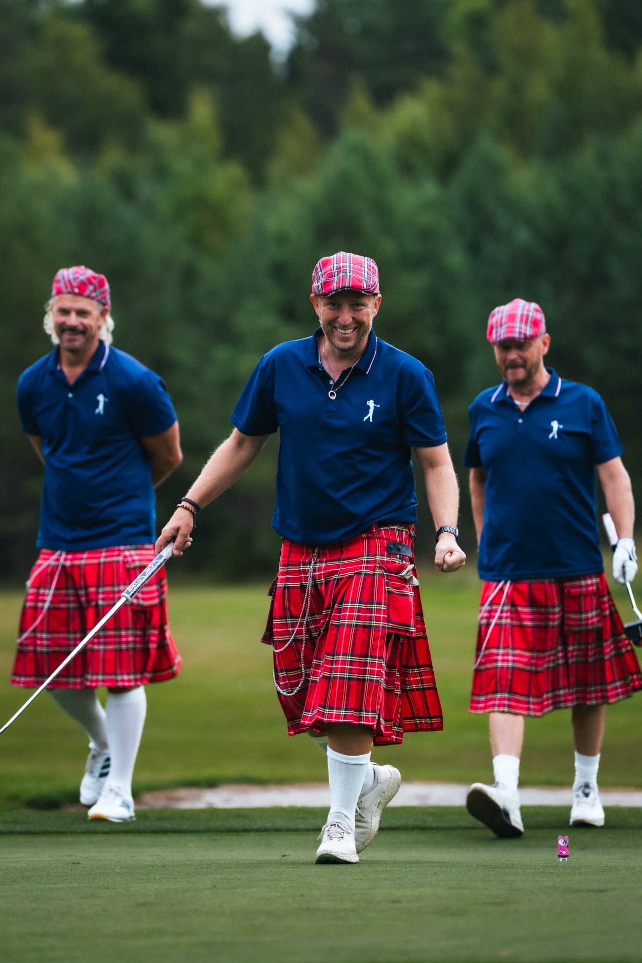 Kiltlaget går in mot greenen