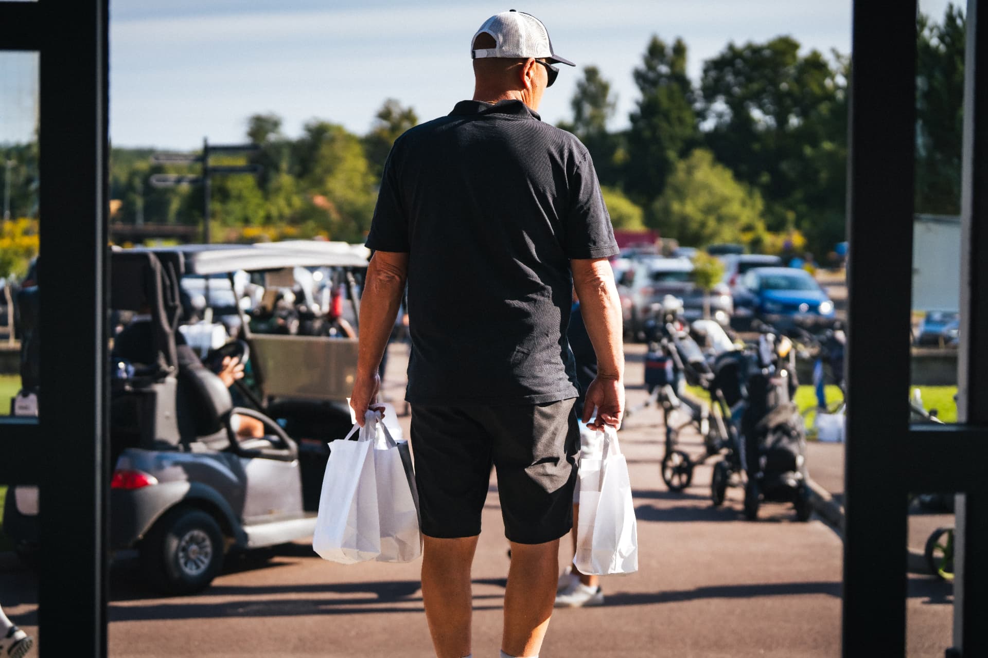Deltagare på väg ut mot första tee med goodiebags