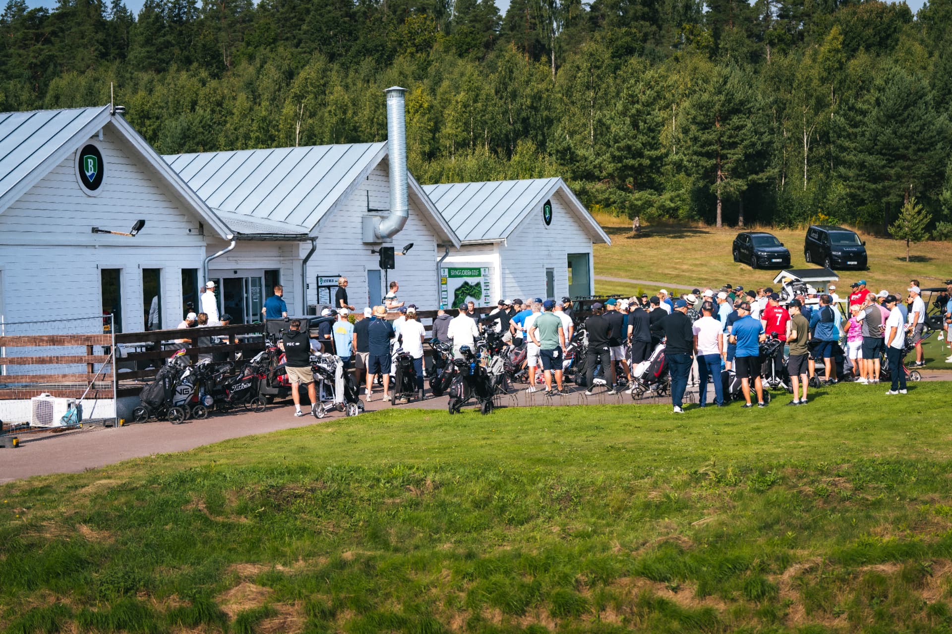 Översikt över klubbhuset med deltagare samlade