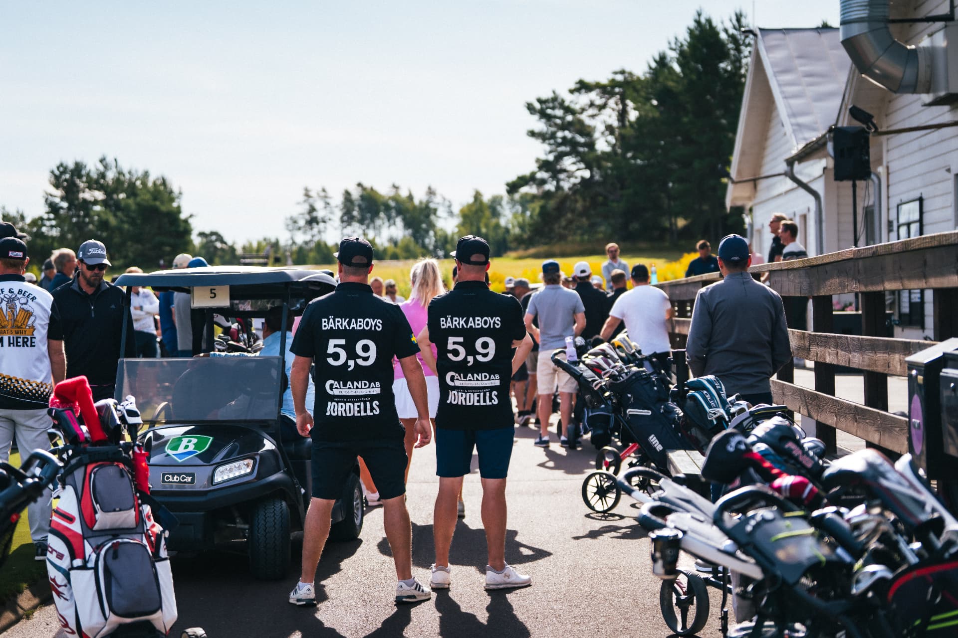 Bärkaboys i lagtröjor på väg mot start