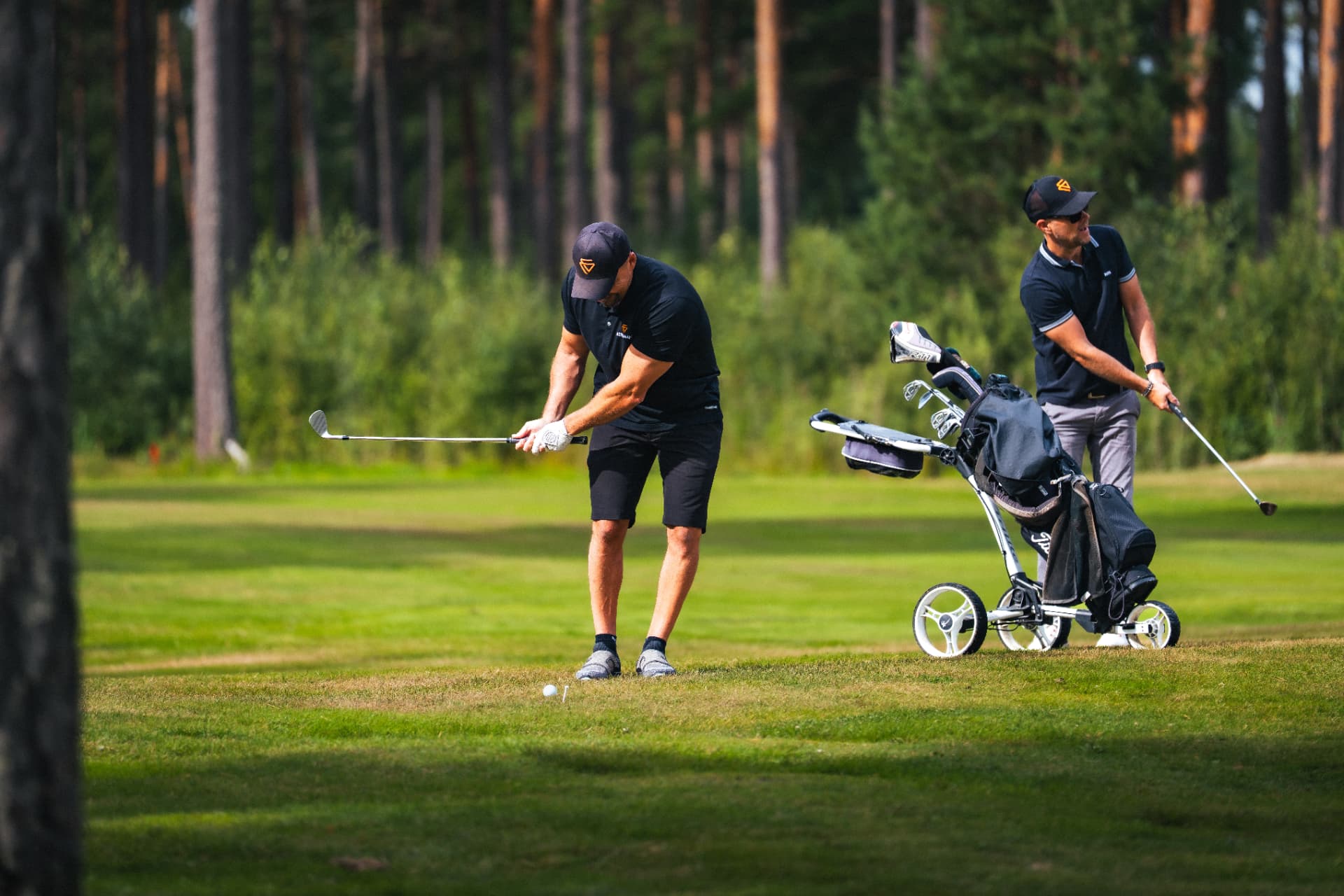 Spelare slår in mot green från fairway